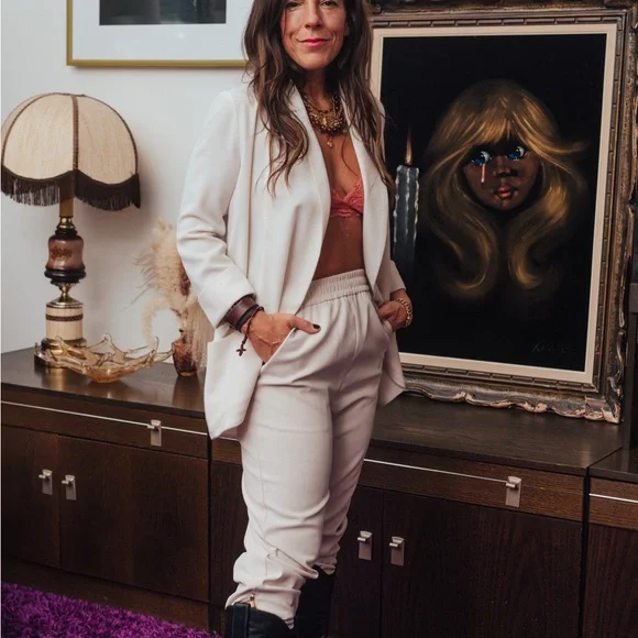 Wilfred Crepe Blazer – Size 2 (Aritzia) - Picture 4 of 5